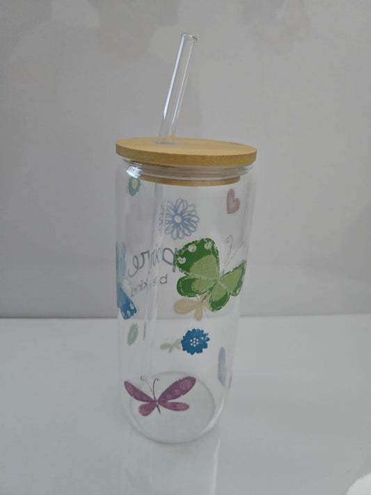 vaso de vidrio con popote