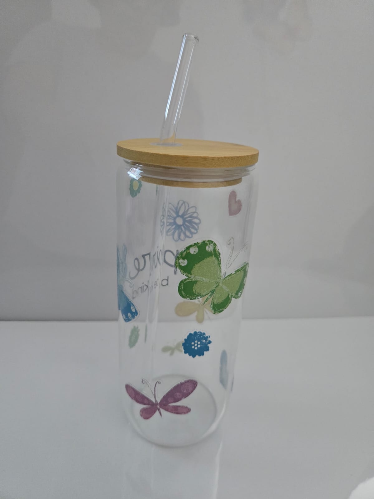 vaso de vidrio con popote