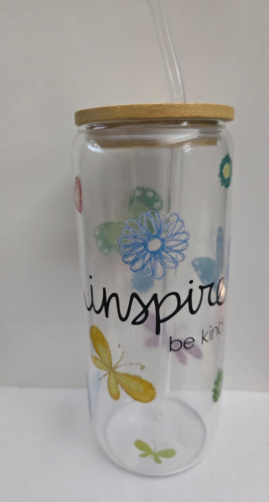 vaso de vidrio con popote